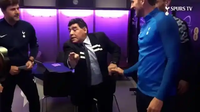 Hace 9 años, Maradona le dio consejos a Kane para definir en los mano a mano.