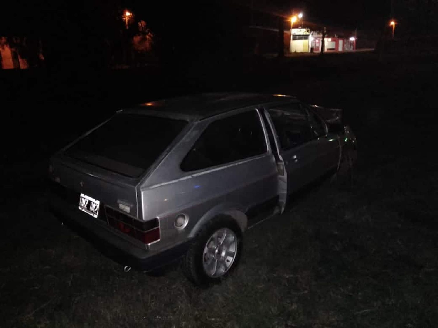 Conductor perdió el control de su auto y chocó contra un árbol