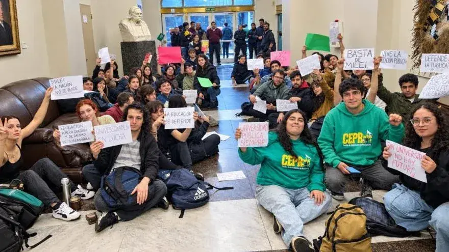 Estudiantes tomaron el hall de la Secretaría de Educación para reclamar por el financiamiento universitario