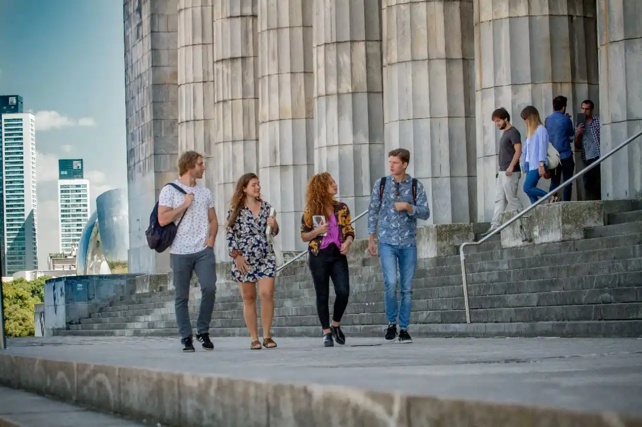 Ciudad de Buenos Aires lanzó 100 becas para estudiantes universitarios bonaerenses y del país