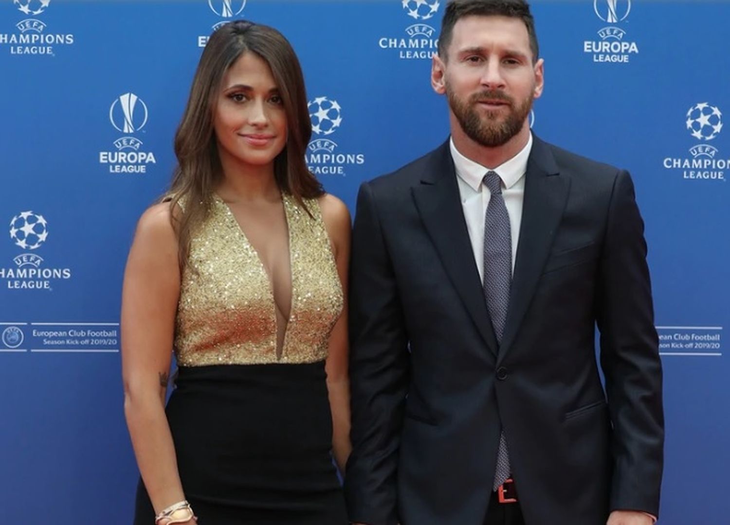 Escote profundo y brillos dorados: el look de Antonela Roccuzzo en el sorteo de la Champions