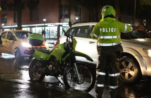 Con AMETRALLADORA roban supermercado en Bogotá