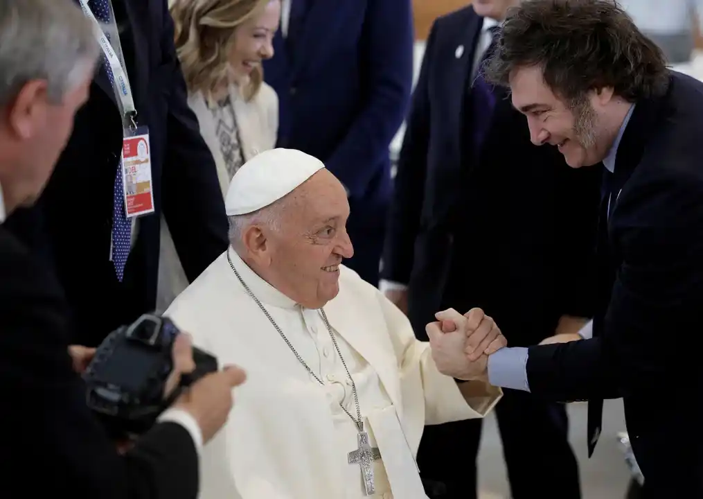 El Papa Francisco junto a Javier Milei.