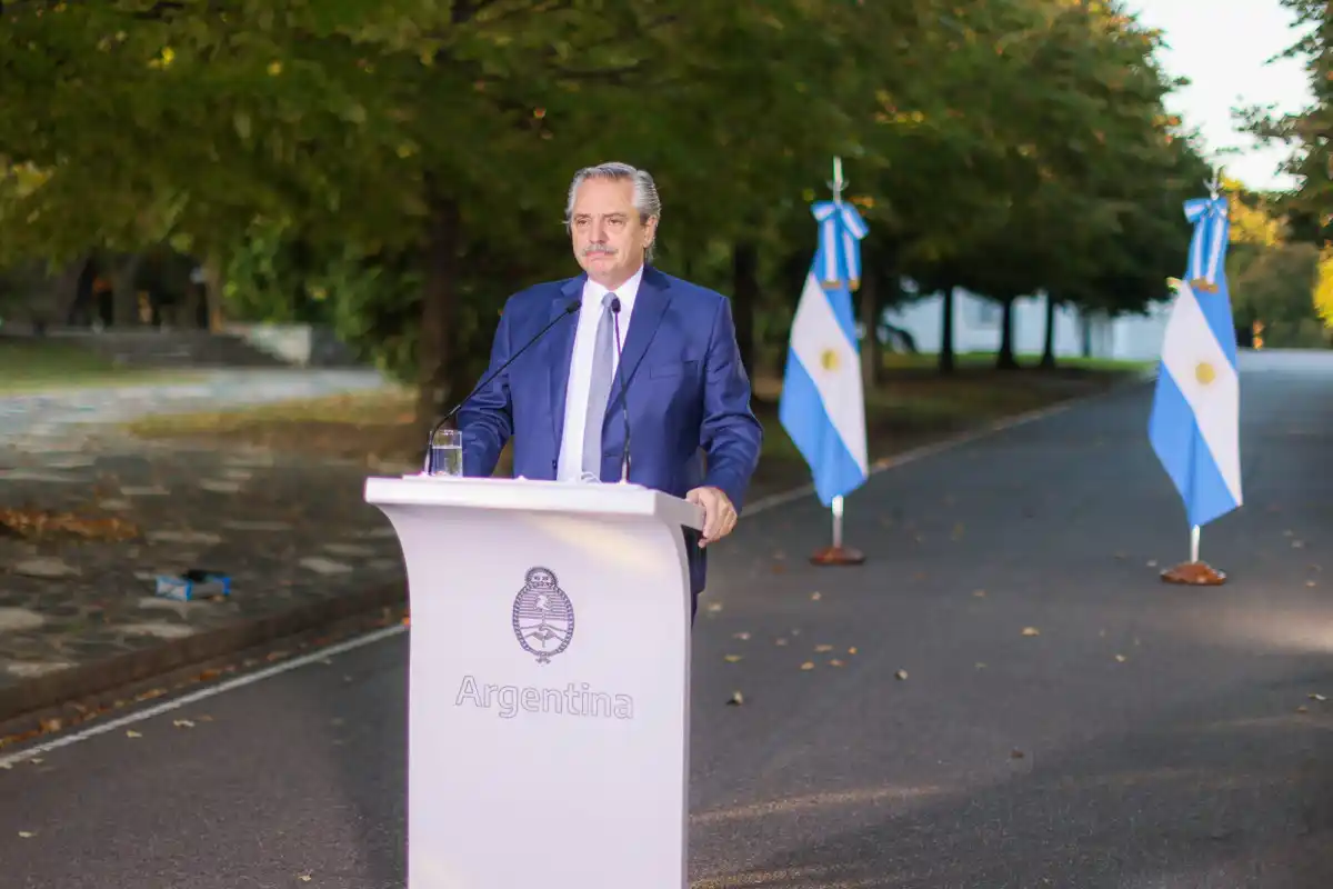 El Presidente Fernández solo, en el momento más difícil de su gobierno