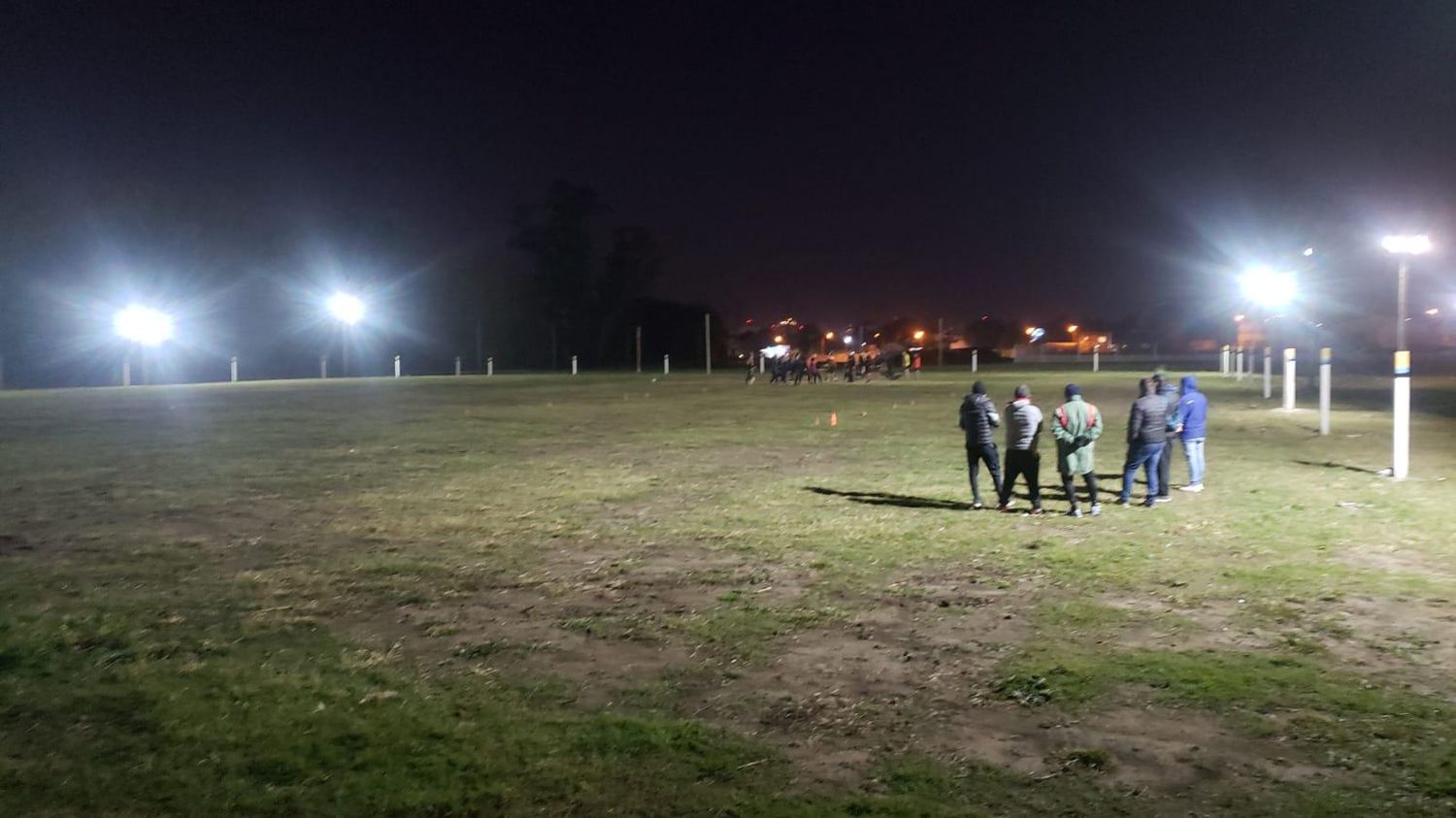 El predio de Defensores del Cerro ya está iluminado.