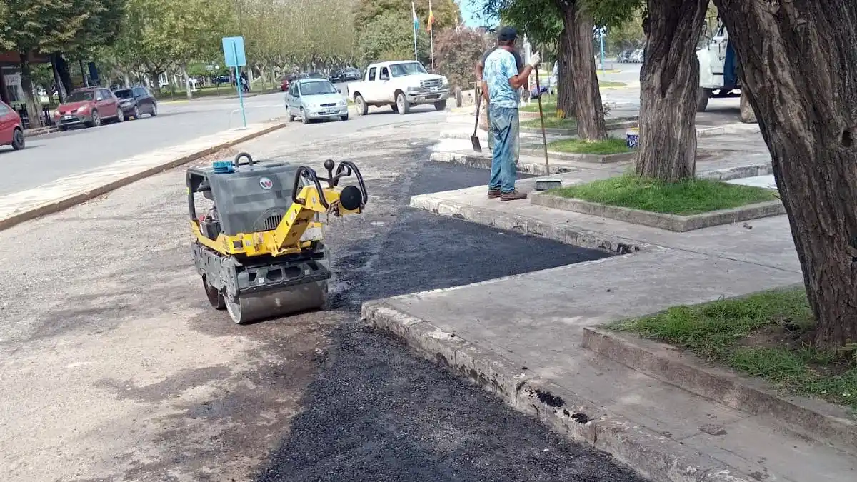 Asfalto en caliente. Se colocó en las dársenas de estacionamiento de la 59
