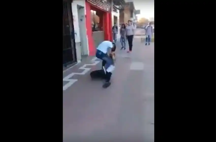 Brutal pelea entre dos adolescentes a la salida de una escuela