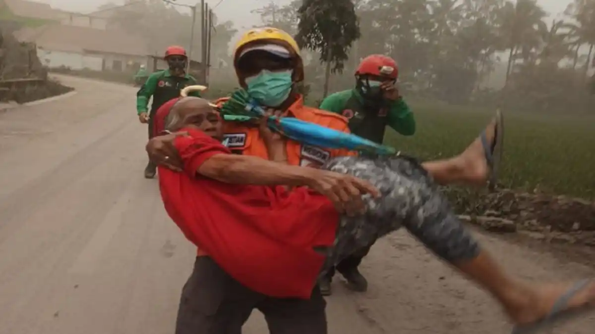 ALERTA MÁXIMA y miles de evacuados en Indonesia por erupción de  volcán del Monte Semeru  (+Fotos y videos)