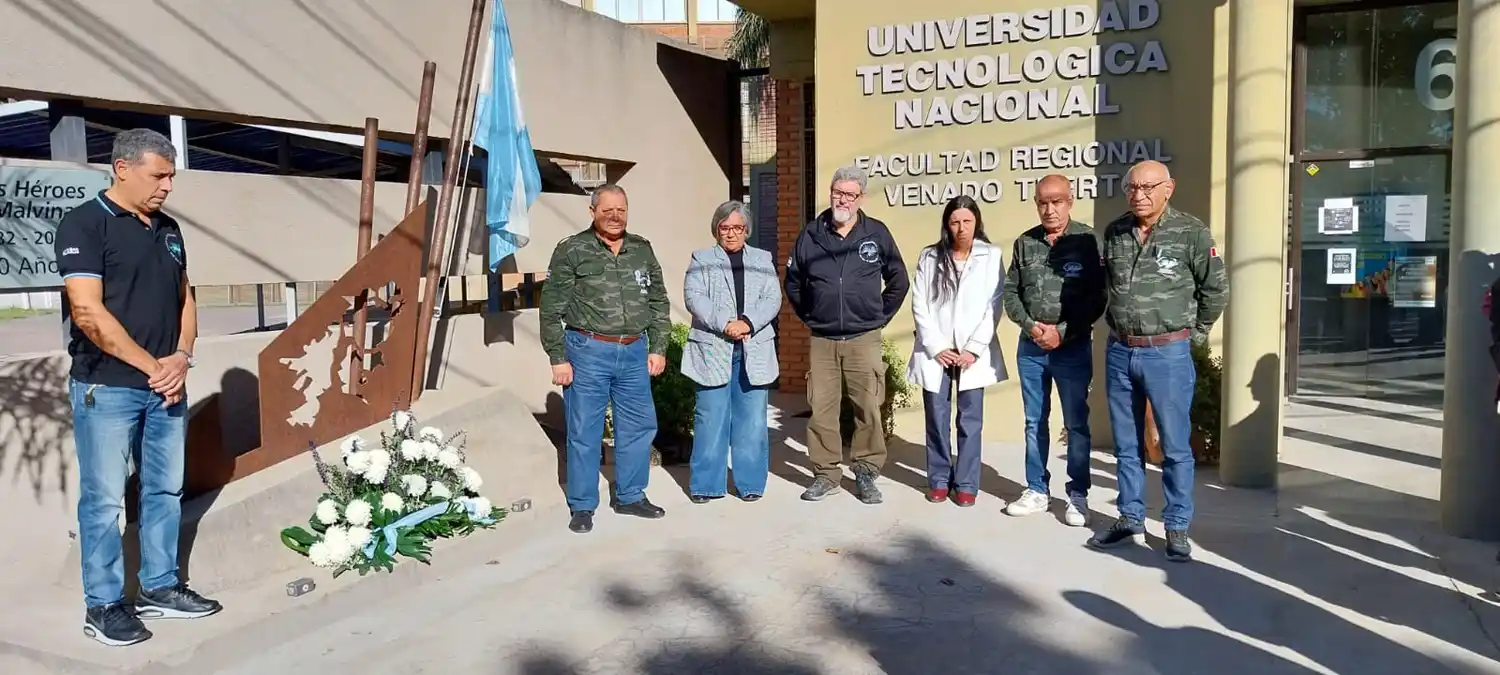Tras la ofrenda floral, Veteranos de Guerra de Malvinas junto a Carabajal y Arán. Foto: Sur24