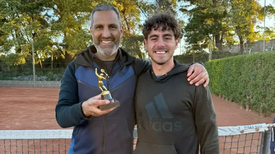 El ganador de singles Oscar Martínez junto al entrenador y organizador Juan Cruz Frosinini
