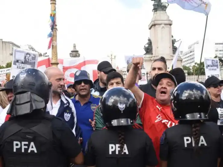 La marcha de los jubilados con los hinchas.