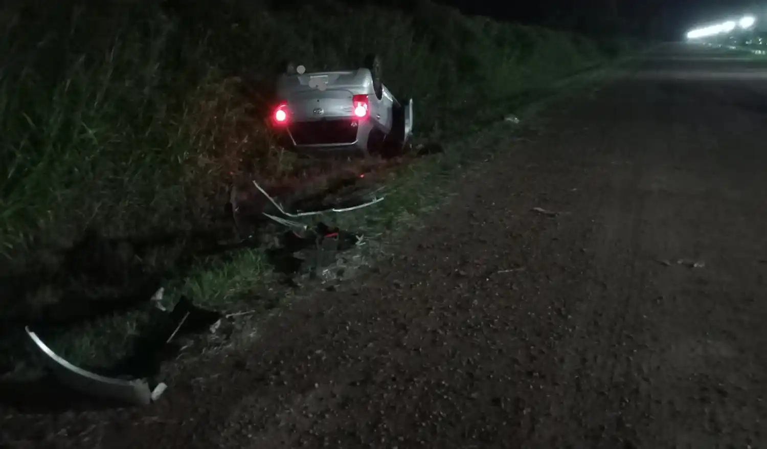 Volcó un automóvil en un camino rural: un joven de 20 años perdió el control del vehículo