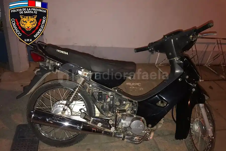 A gran velocidad y sin patente en una moto robada: la tiraron y huyeron de la policía por los tapiales
