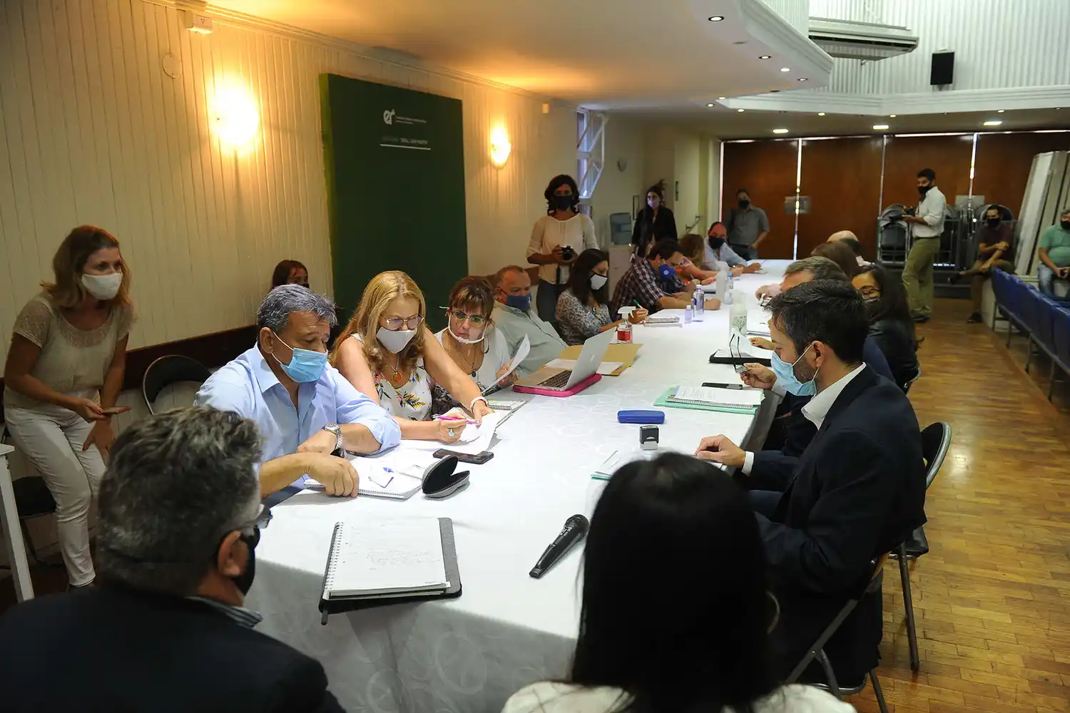 Los gremios docentes rechazaron la oferta salarial y se pasó a un cuarto intermedio