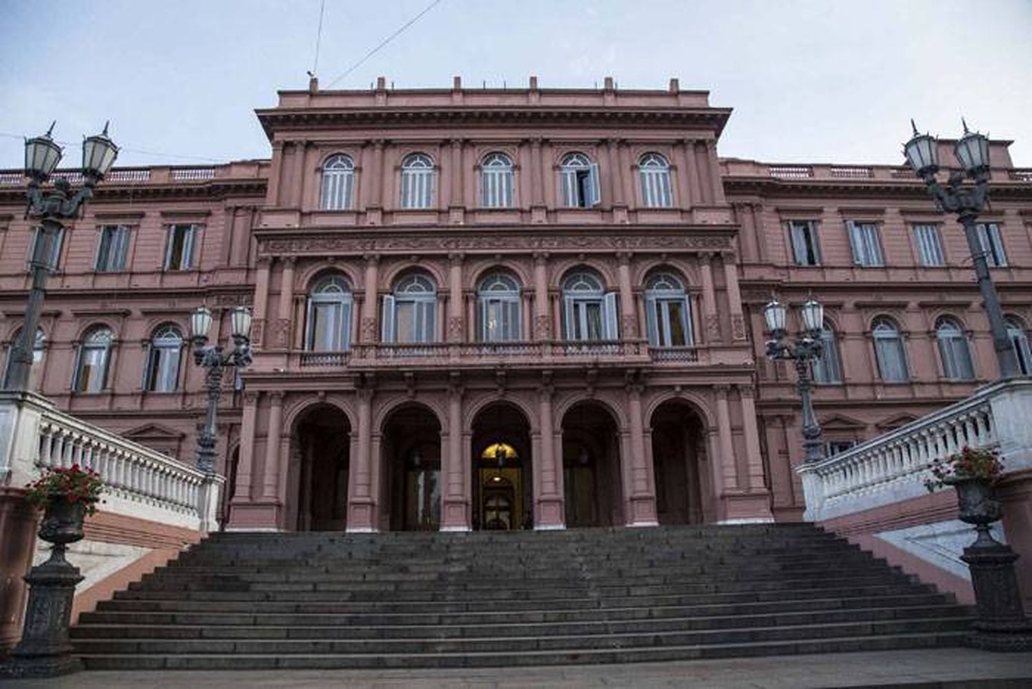 CASA ROSADA - Fachadas, patios y despachos                                                                                  