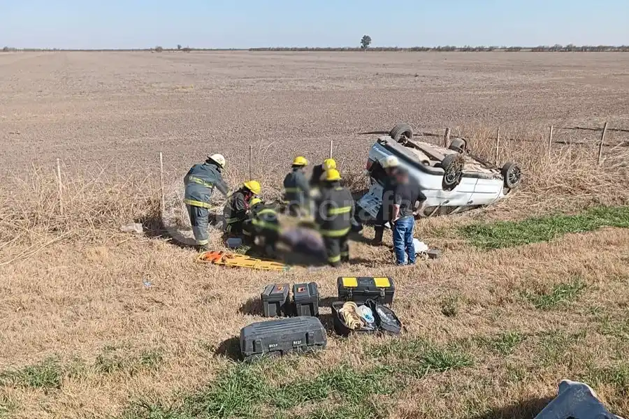 Perdieron el control y volcaron en la banquina: inmovilizados, fueron trasladados al hospital más cercano