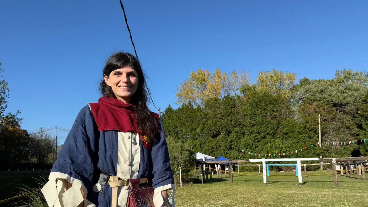 Josana Shels, campeona mundial de combate medieval, en la Isla del Lago, justo antes de brindar una charla abierta sobre la disciplina.