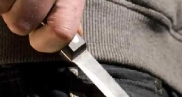 Amenazaba a su pareja con un cuchillo y lo apresaron