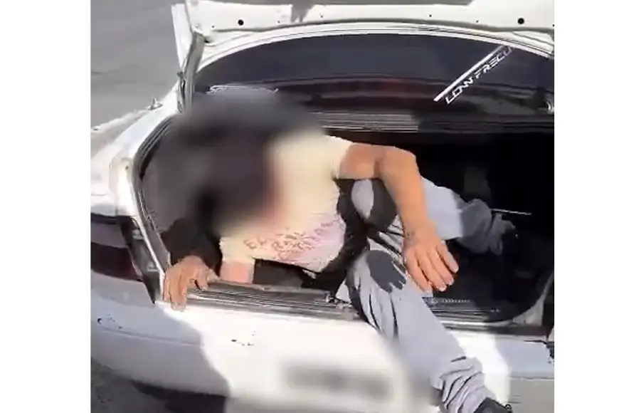 Fue descubierto dentro del baúl durante un control policial en la ruta E-55.Fue descubierto dentro del baúl durante un control policial en la ruta E-55.