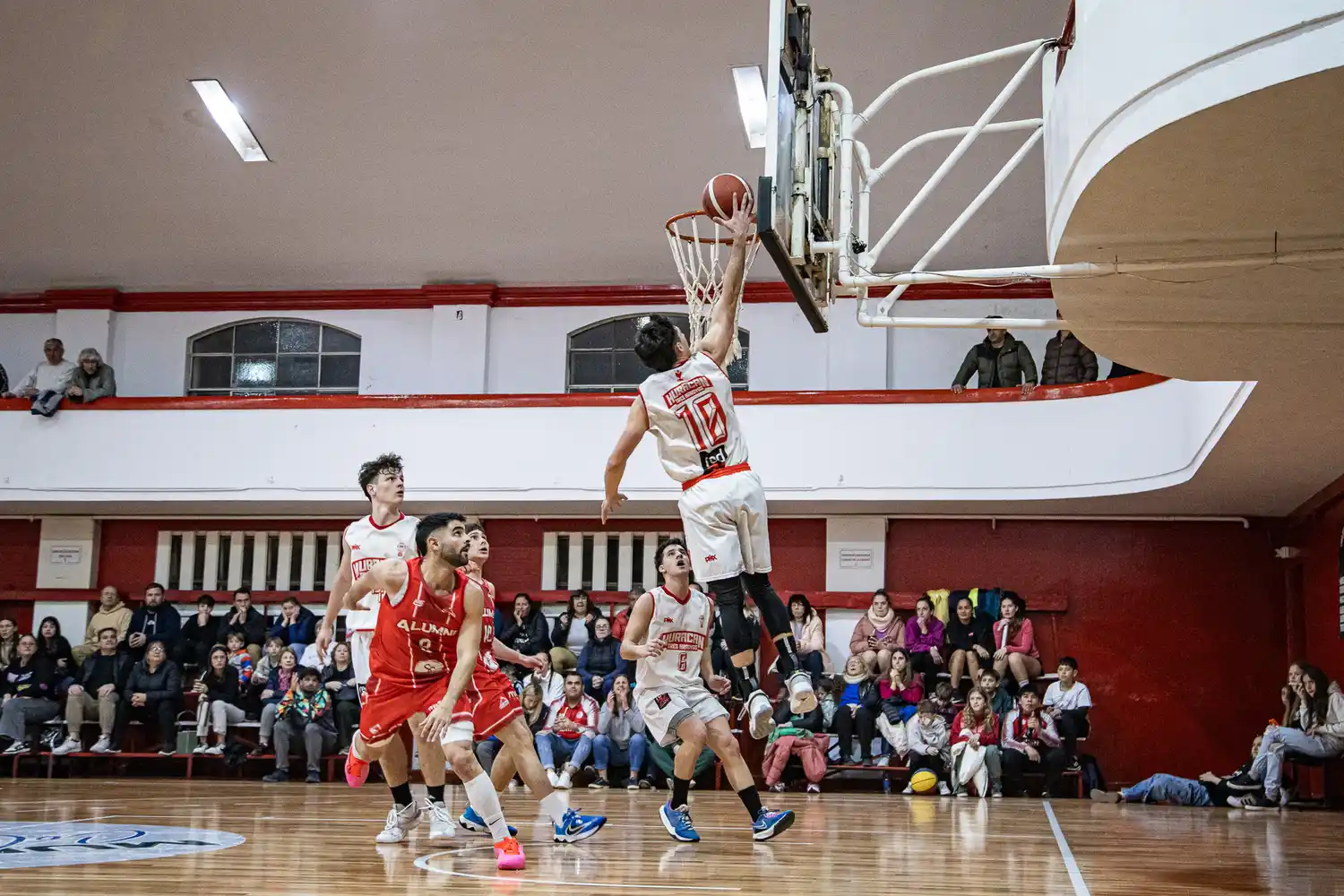 Básquet: Huracán es el único puntero tras vencer a Alumni