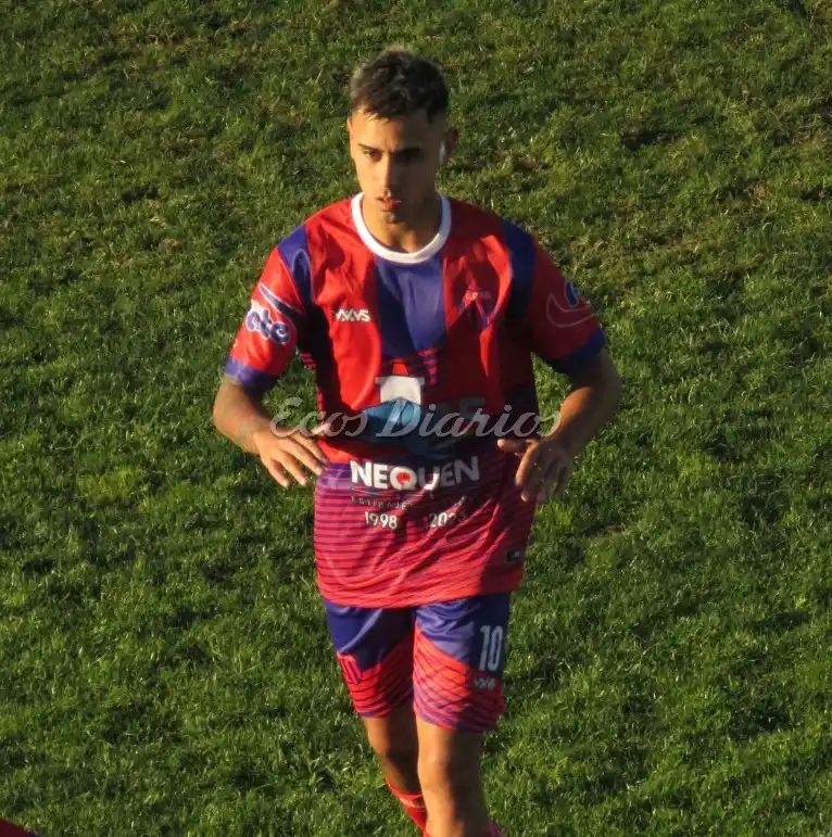 Kevin Ortueta. Delantero/enganche, zurdo y habilidoso, con pasado en Mataderos y Rivadavia.
