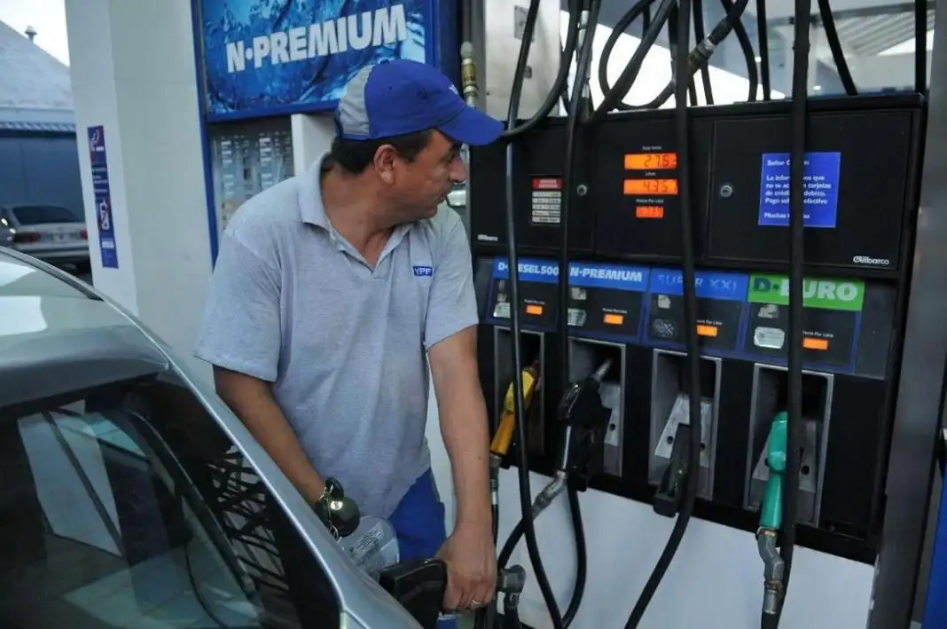 Estacioneros dicen que el precio de la nafta está retrasado un 13%