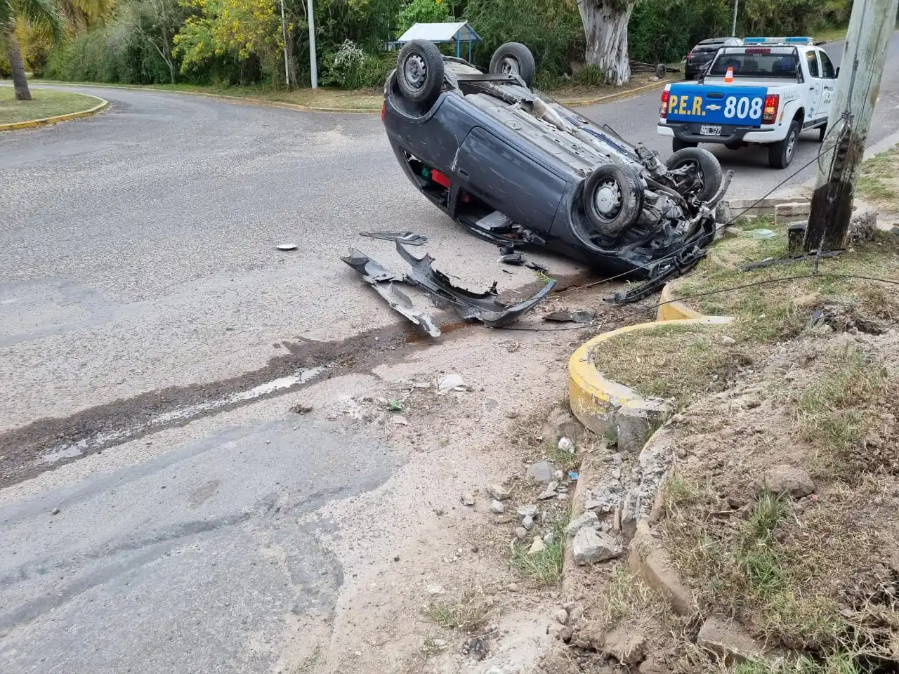 El conductor perdió el control del auto, chocó el cordón y volcó
