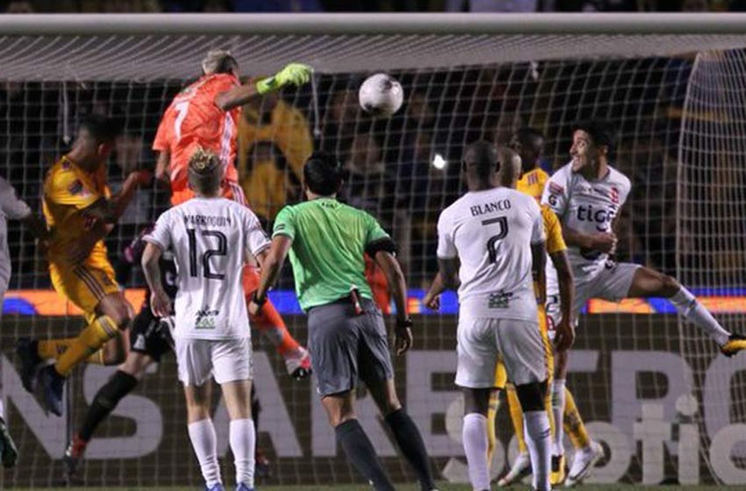 La gran Chiquito Bossio: el Patón Guzmán hizo un gol de cabeza sobre la hora para clasificar a Tigres