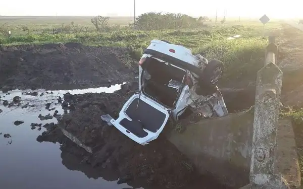 Un gualeguaychuense cayó con su auto a una cañada