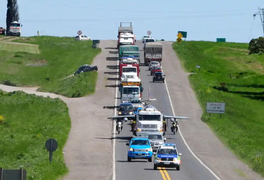 Increíbles imágenes del traslado del avión Mirage por la Ruta 226 hasta la Expotan