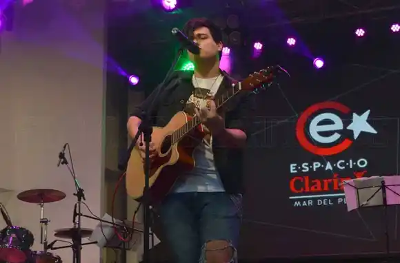 Fede Gomez, la revelación de La Voz que se presentó en Espacio Clarín