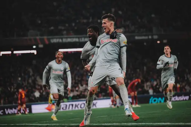 Capaldo festeja su agónico gol ante Roma.