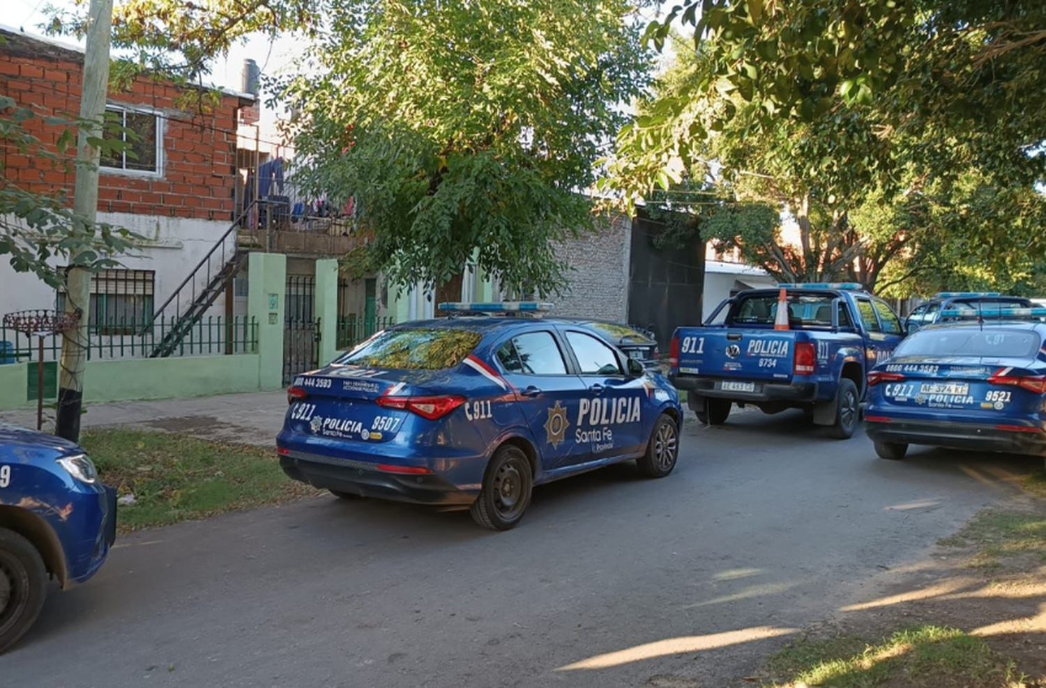 Encuentran armas y una gran plantación de marihuana en un aguantadero de barrio Alvear: tres personas detenidas