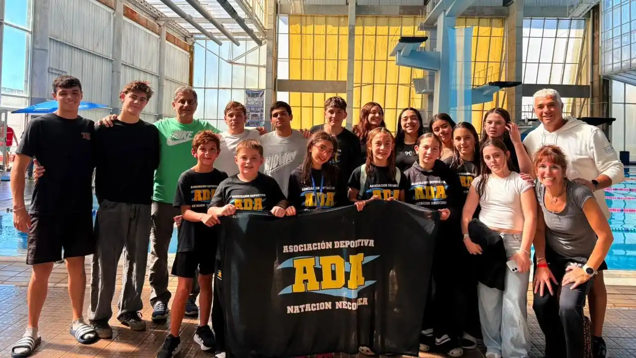 El equipo de natación de la Asociación Deportiva Arenas, participó en Mar del Plata
