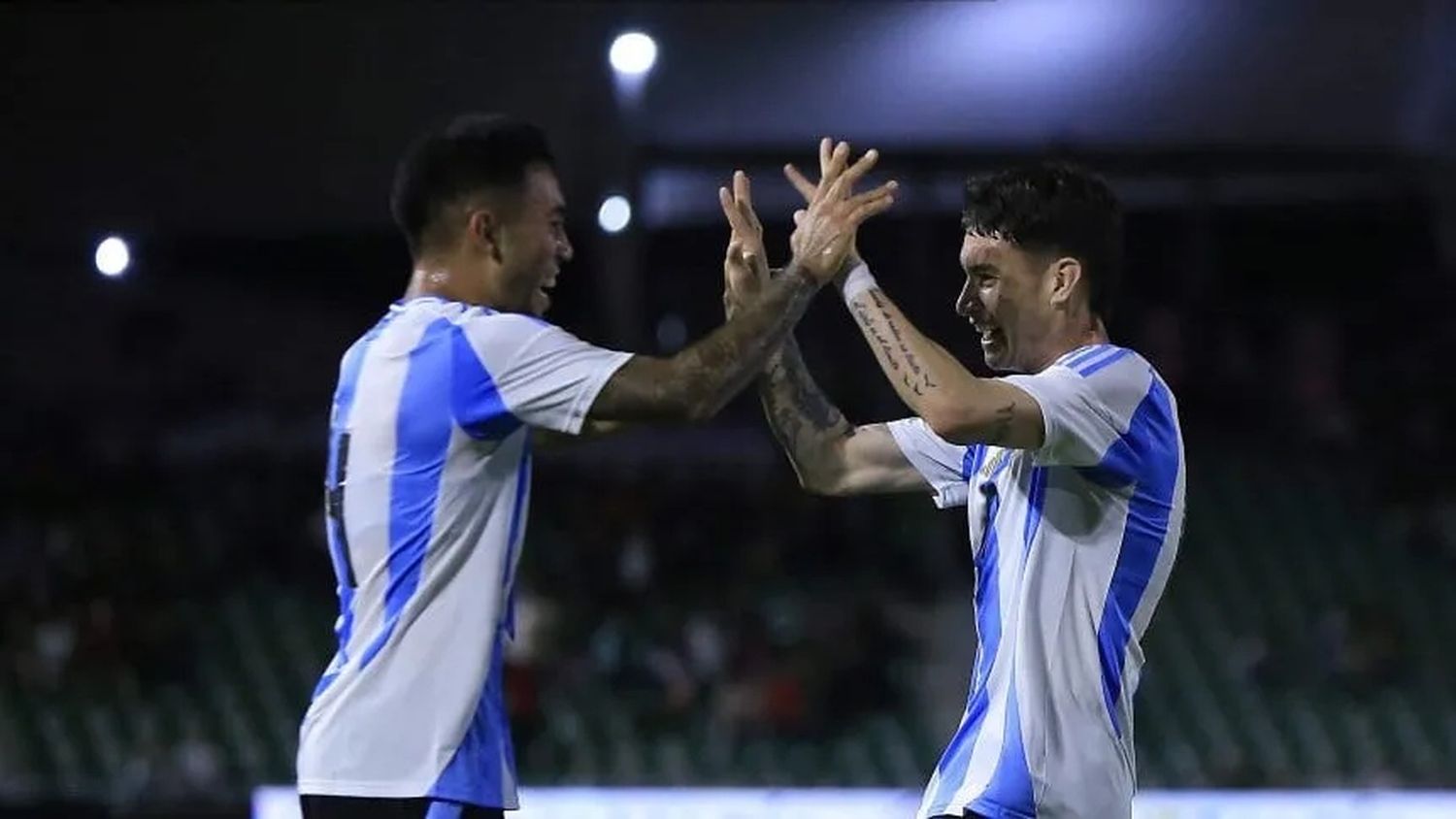 El marplatense Soulé festejando el gol en su primer amistoso contra México.