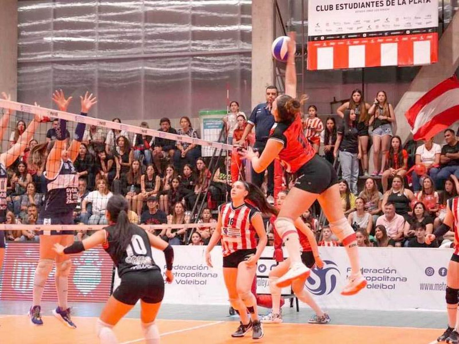 Estudiantes ganó de local y está un paso adelante en Semifinales