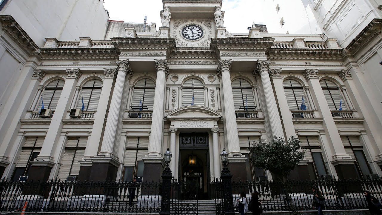El relevamiento del Banco Central estimó por primera vez una inflación de tres dígitos