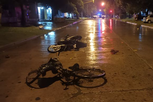 Motociclista chocó a un matrimonio que iba en bicicleta: hay una señora en terapia intensiva