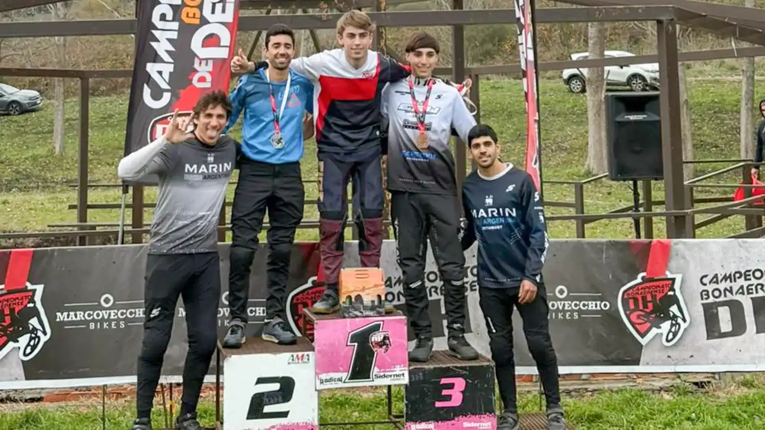 Marcos Corasaniti en el primer lugar del podio de la fecha de downhill