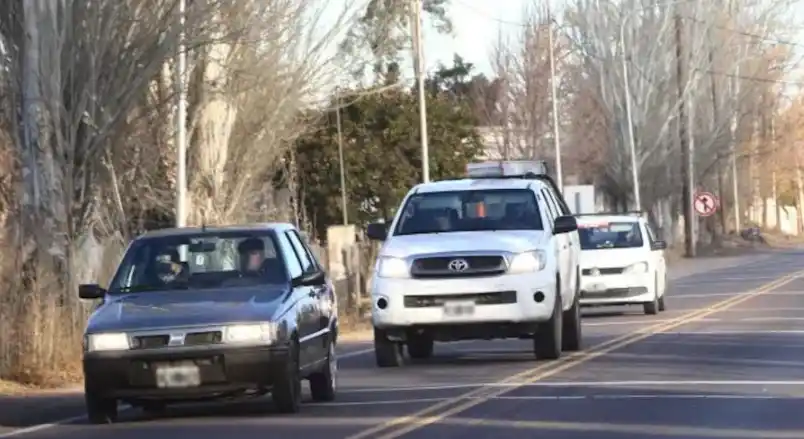 Luces del vehículo encendidas durante el día.