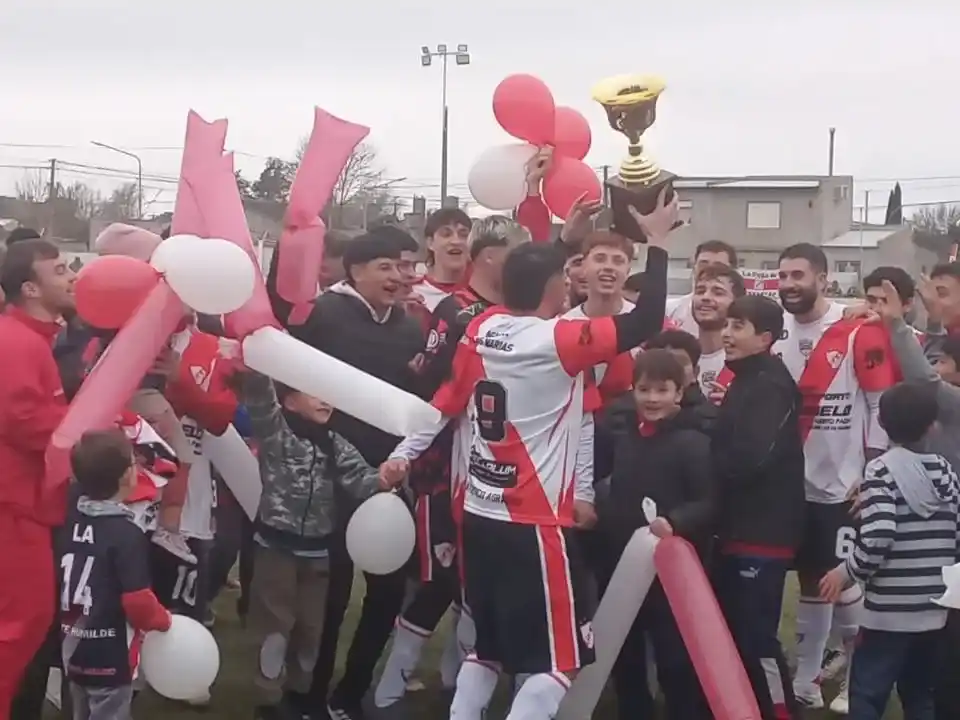 El festejo de los jugadores de Agrario con la Copa del Apertura