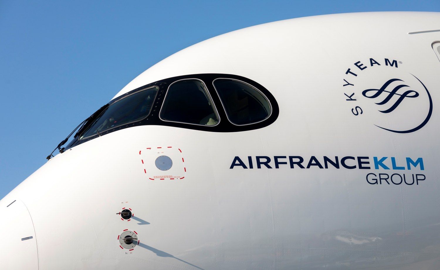 Un A350 de Air France aterriza después de 6 horas en emergencia con el morro destruido