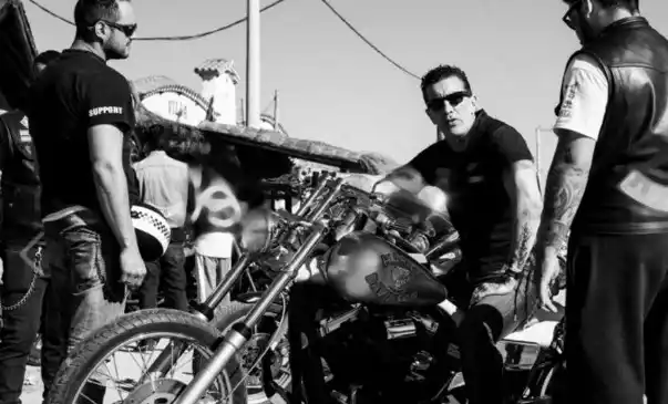 Feroz tiroteo entre motoqueros: un famoso está grave 