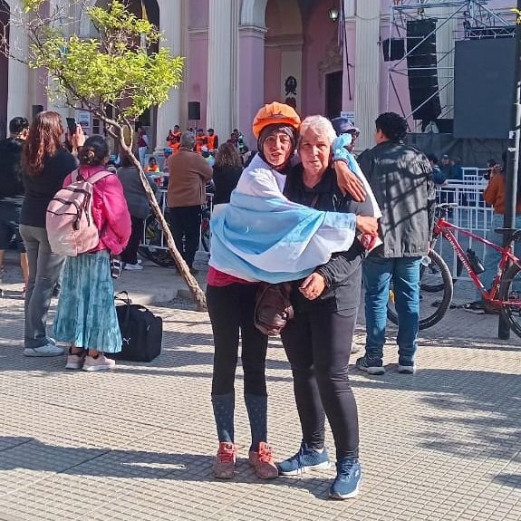 Teresita junto a su madre Rosa, envueltas en amor y gratitud.