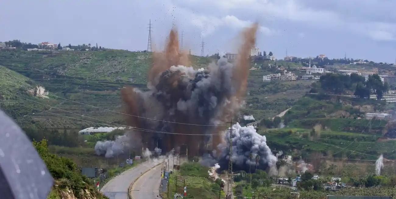 Explosión durante un ataque aéreo israelí contra un puente sobre el río Litani, en Qasmiyeh, en el sur del Líbano. Aviones caza israelíes atacaron el 22 de marzo el puente Qasmiyeh. Crédito: Xinhua/Ali Hashisho