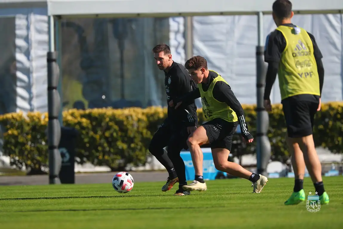 La Selección hizo fútbol reducido y Messi jugó para el equipo ganador