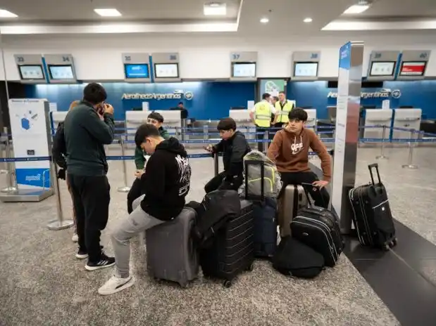 Personas esperan frente al área de registro tras la cancelación de vuelos. (Xinhua)