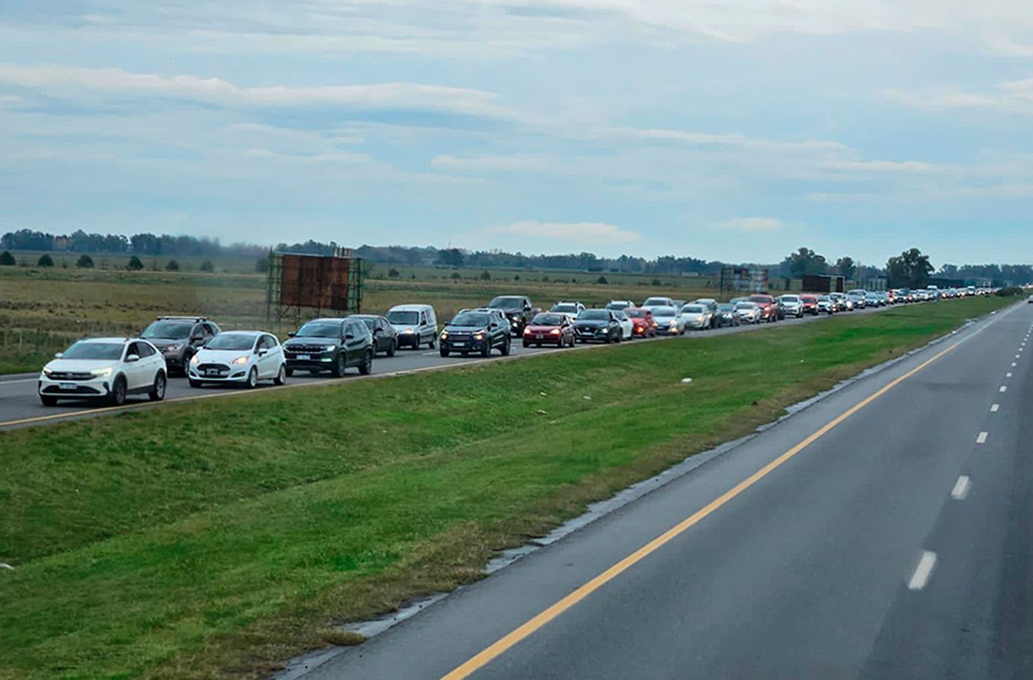 Fin de semana XXL: casi 1000 autos por hora circulan por la Autovía 2 rumbo a la ciudad