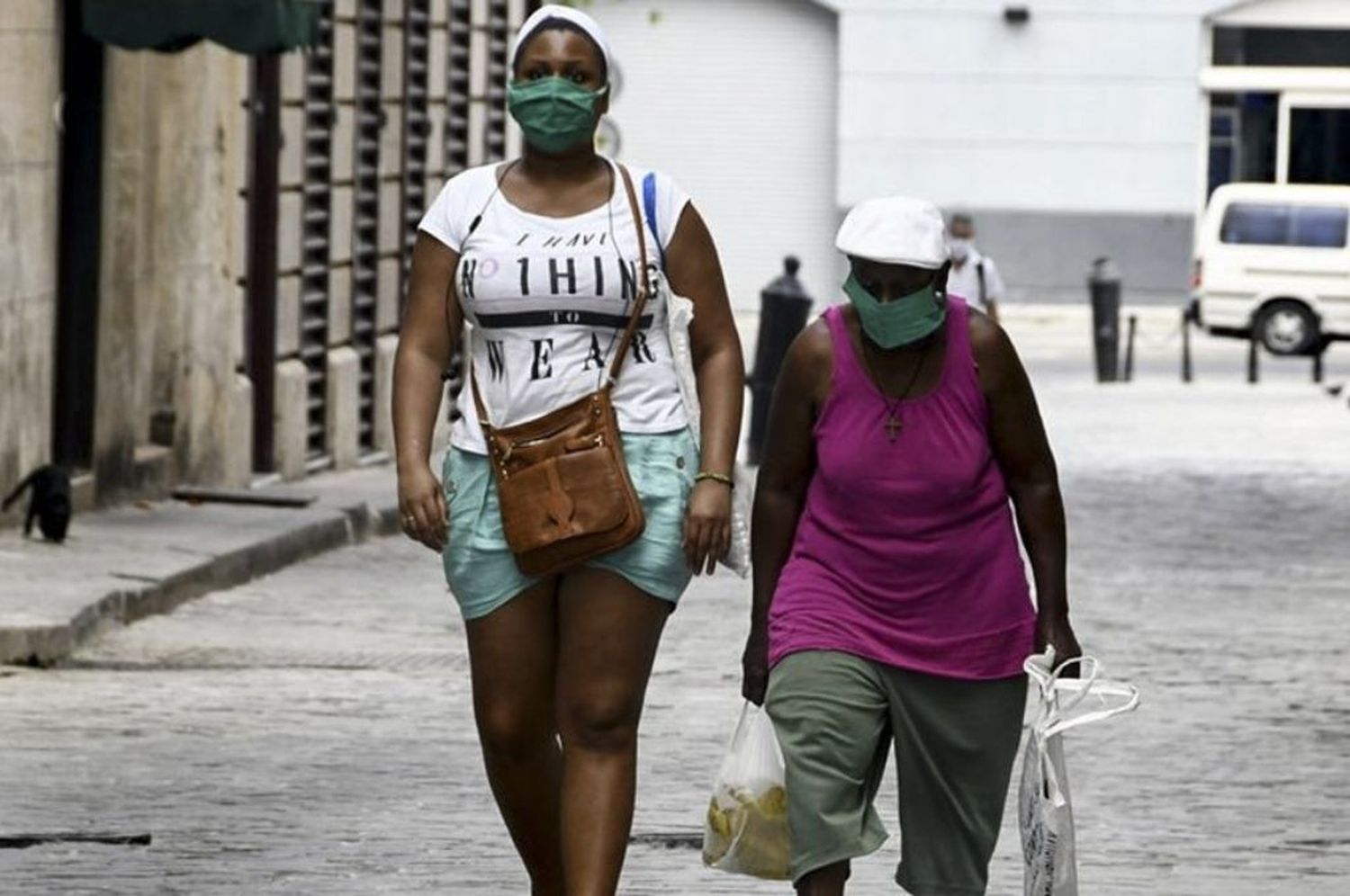 Cuba cierra escuelas, bares y reduce el transporte en La Habana