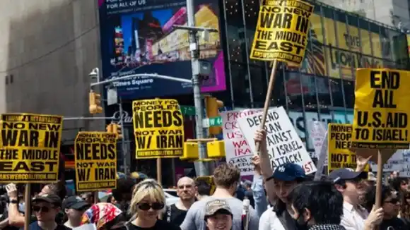 Miles protestan en EE.UU. contra Trump por los ataques a Irán: denuncian “crimen de guerra” y temen una escalada global